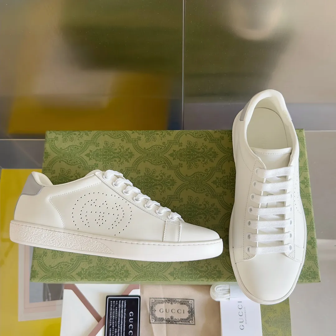 👟👟Ex-factory price 540👟👟 Men's size +10 Top version: Gucci G family classic Ace series Embroidery Little Bee White Shoes Couple Style Ribbon Love Casual Sports Shoes Sneakers Original Purchase Development Production This brand's classic low-top sports shoes interweave golden embroidered bees with red and green webbing. The bee is a classic element of the brand. It appeared in the Gucci ready-to-wear series in the 1970s. Exquisite packaging at the delivery counter🛍📦 ▪️Fabrics: Original custom imported first-layer cowhide ▪️Foots: Original custom cowhide lining ▪️Sole: Original open-molded rubber non-slip material ▪️Sole thickness: 2.5CM ▪️Size: Women's 34-41 (customized 34/41) ▪️Size: Men's 38-46 (38/46 customized)